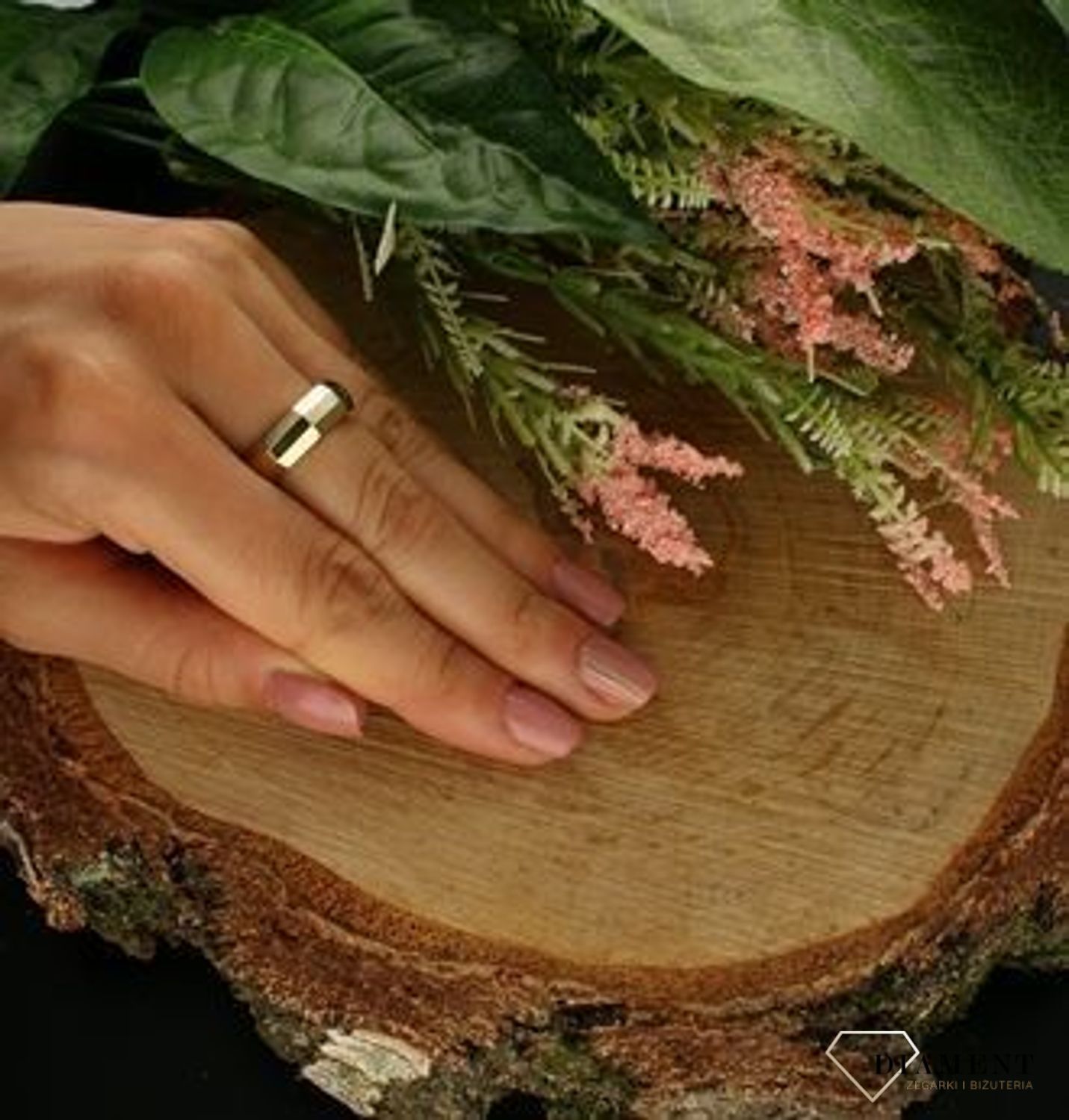 Złoty pierścionek grawerowany pr 333 PI 6127 333. Niezwykły pierścionek ze złota grawerowany. Pierścionek z wysokiej jakości 8-karatowego złota. Dodatek łączy w sobie symbolikę kruszcu i koloru. Pierścionek idealny dla ukochanej (1).jpg